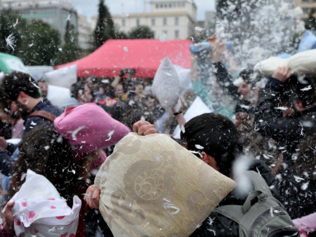 Μαξιλαροπόλεμος σε Αθήνα και Θεσσαλονίκη: ένα μήνυμα ενάντια στη βία