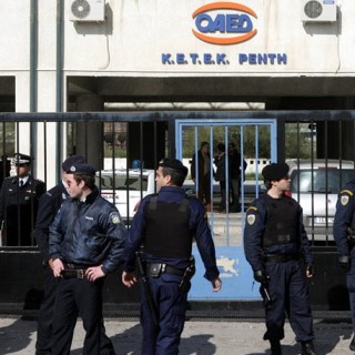 Μαθήτρια τραυμάτισε με μαχαίρι τρεις συμμαθήτριές της στη Σχολή του ΟΑΕΔ στον Πειραιά