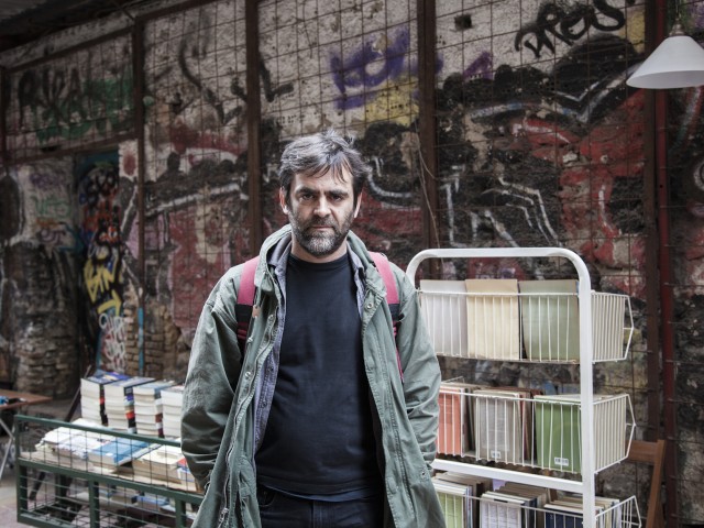 Οι bookarazzi ξέρουν τι διαβάζεις στο μετρό και στο λεωφορείο