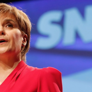 Ο νικητής των βρετανικών εκλογών θα φοράει γυναικείο άρωμα