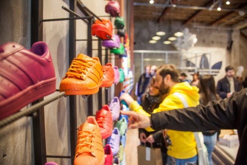 Γερμανία: “Πανικός” με τα παπούτσια που δίνουν δώρο κάρτα απεριορίστων διαδρομών για το μετρό του Βερολίνου