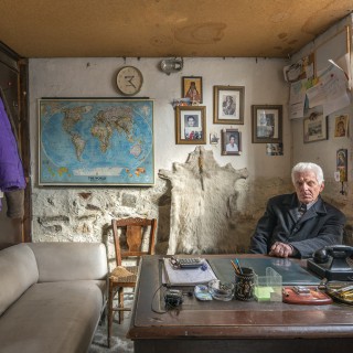 Τι δουλειά έχει στη Βενετία ένα ολόκληρο μαγαζί του Βόλου με τομάρια ζώων;