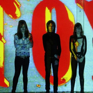 Οι TOY έγραψαν τον τελευταίο δίσκο τους με καπνούς και λέιζερ στο στούντιο