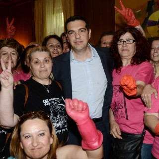 Ο Α. Τσίπρας υποδέχτηκε τις καθαρίστριες του Υπουργείου Οικονομικών στο Μαξίμου