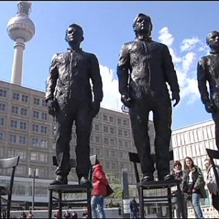 Στο Βερολίνο ο κόσμος μπορεί να δει τα αγάλματα των Snowden, Assange και Manning