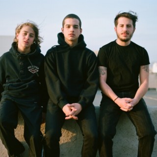 Oι Βombing The Avenue λατρεύουν τον ήχο του Σιάτλ, ακόμα κι αν ήταν (σχεδόν) αγέννητοι τότε