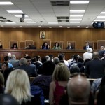 Εισβολή αγνώστων στην αίθουσα που διεξάγεται η δίκη της Χρυσής Αυγής