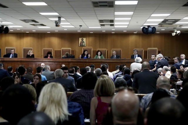 Εισβολή αγνώστων στην αίθουσα που διεξάγεται η δίκη της Χρυσής Αυγής