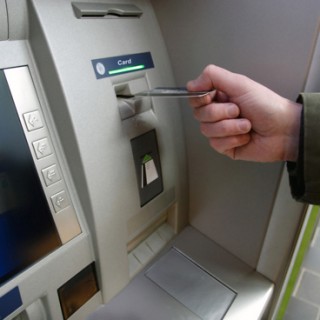 Μπορεί να φορολογηθούν οι αναλήψεις  μέσω ATM λέει ο Βαρουφάκης