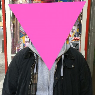 To greekaholique είναι ένα κολάζ που καταγράφει «τα πολλά πρόσωπα της εμμονής»