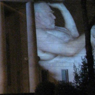 Κάτοικοι του κέντρου «κατέβασαν» βιντεοπροβολή της Στέγης από την Πλατεία Κλαυθμώνος 