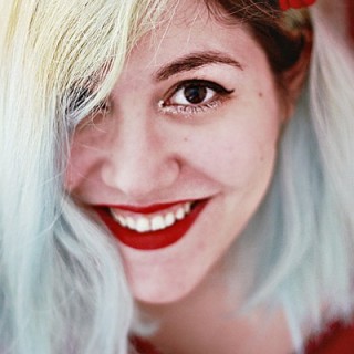 Η Νεφέλη είναι μια cartoon chic περσόνα, που λατρεύει τα χρώματιστα vintage φορέματα και την γάτα της.