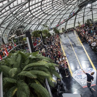 Red Bull Paper Wings 2015: Πώς είναι να πετάς σαϊτα 53.22 μέτρα μακριά…