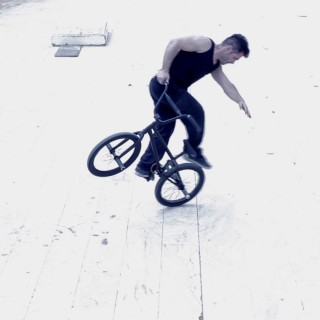 Περνώντας μια μέρα με τον πιο τολμηρό Bmxα του πάρκου της Γλυφάδας – VIDEO