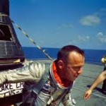 Στις 5 Μαΐου του 1961 ο Άλαν Σέπαρντ γίνεται ο πρώτος άνθρωπος που ταξιδεύει στο διάστημα σε μία υποτροχιακή πτήση