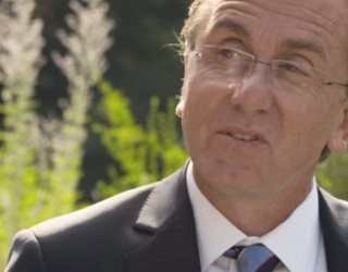 Δείτε το τρέιλερ του φιλμ που ο Τιμ Ροθ υποδύεται τον Σεπ Μπλάτερ και κόστισε στη FIFA 27 εκατ. δολάρια