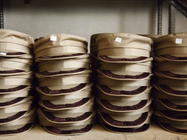 Τα χειροποίητα ψάθινα καπέλα Savapile στολίζουν τα κεφάλια των Αθηναίων από το 1960