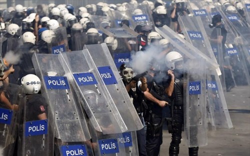 Συγκέντρωση διαδηλωτών στην πλατεία Ταξίμ για την Πρωτομαγιά