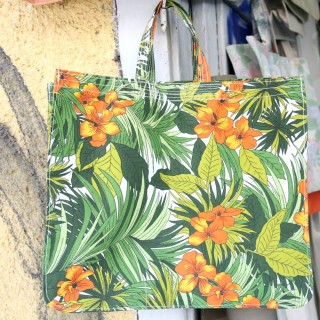 Το χαρακτηριστικό φλοράλ τεντόπανο της Πειραϊκής – Πατραϊκής έγινε τσάντα καλοκαιρινή