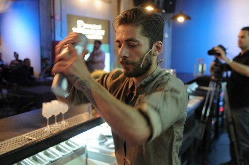 Ο Δημήτρης Γιακουμάκης είναι ο πρωταθλητής του 5ου International Tahona Society Cocktail Competition, που θα εκπροσωπήσει την Ελλάδα στον παγκόσμιο τελικό του Μεξικού