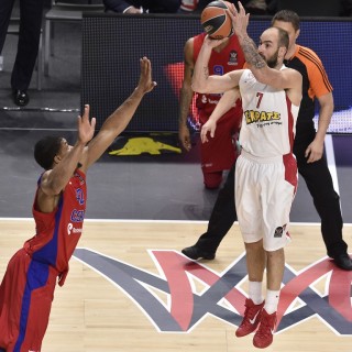 Δείτε από κάμερα στις εξέδρες τα 4 χθεσινά απίθανα καλάθια του Βασίλη Σπανούλη (βίντεο)