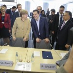 Ο Αλέξης Τσίπρας ανάμεσα στους εταίρους και τον ΣΥΡΙΖΑ