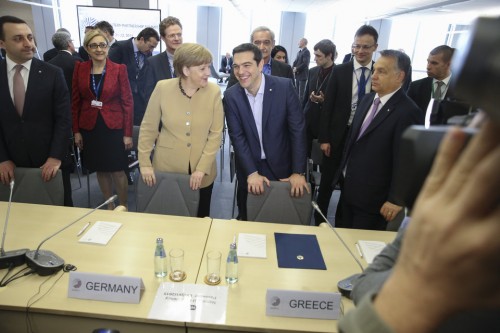 Ο Αλέξης Τσίπρας ανάμεσα στους εταίρους και τον ΣΥΡΙΖΑ