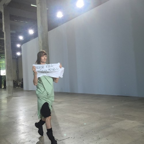 «PLEASE KILL ANGELA MERKEL»