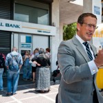 O πολύς Richard Quest του CΝΝ μεταδίδει από το Σύνταγμα (βίντεο)