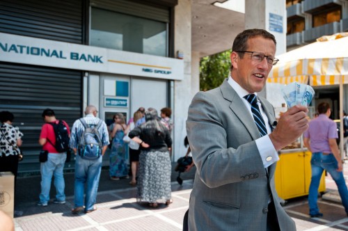 O πολύς Richard Quest του CΝΝ μεταδίδει από το Σύνταγμα (βίντεο)