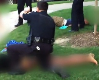 Αστυνομικοί εναντίον παιδιών που έπαιζαν μπουγέλο