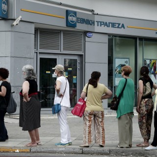 Στα 60 ευρώ το ημερήσιο όριο στις καθημερινές αναλήψεις. Κλειστές οι τράπεζες μέχρι την Τρίτη, 7 Ιουλίου.