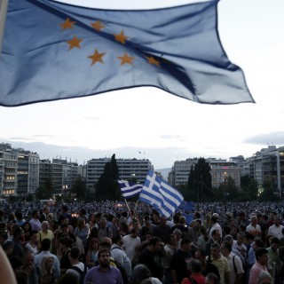 Daily Mail: Θα μας τραβήξει στην άβυσσο η Ελλάδα;