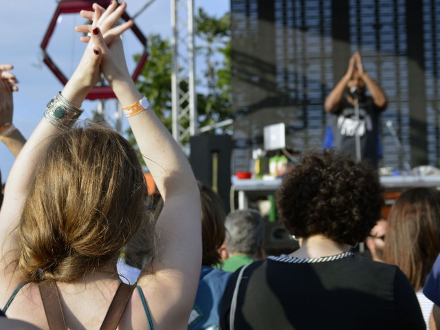 Ντελίριο αμπελοφιλοσοφίας εν μέσω φεστιβαλικής μπυροποσίας