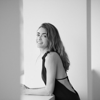 Η Stefania Frangista επαναφέρει ατμόσφαιρα «ρετρό κοσμοπολίτικη Ύδρα»