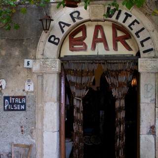 Το καφενείο του Νονού είναι ακόμη ανοιχτό