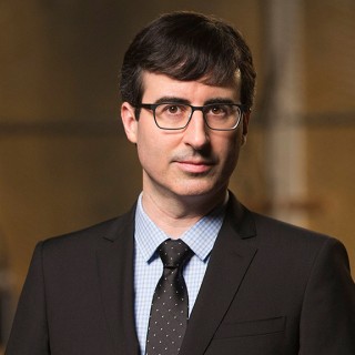Πώς ο John Oliver απάλλαξε 9 χιλιάδες ανθρώπους από τα χρέη τους κι έριξε την Oprah από το βάθρο της γενναιοδωρίας;