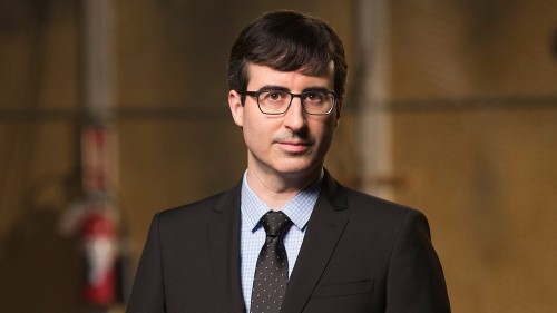 Ο John Oliver καυτηριάζει τον Αλέξη Τσίπρα και την ελληνική πολιτική σκηνή