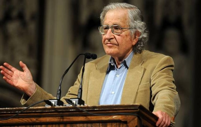 «Οι Θεσμοί πρέπει να ντρέπονται για τον εαυτό τους», λέει ο Νόαμ Τσόμσκι στην Popaganda