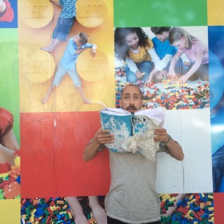 O Φάνης Παυλόπουλος προβλέπει GREXIT και χαρίζει τις πρώτες νέες δραχμές στο Black Book of Blackness