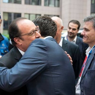 Η αγκαλιά Τσίπρα, Ολάντ μετά τη Σύνοδο