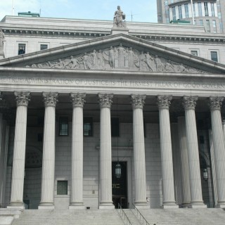 Μία topless φωτογράφιση στα σκαλιά του Ανώτατου Δικαστηρίου των ΗΠΑ γίνεται μήνυμα κατά της λογοκρισίας (NSFW)