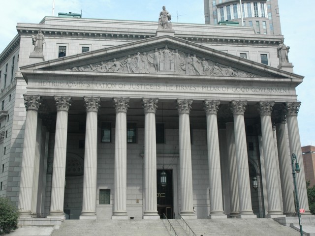 Μία topless φωτογράφιση στα σκαλιά του Ανώτατου Δικαστηρίου των ΗΠΑ γίνεται μήνυμα κατά της λογοκρισίας (NSFW)