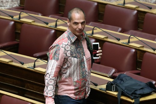 Ο Γιάνης Βαρουφάκης υπογράφει κείμενο για την αναδιάρθρωση του χρέους