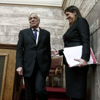 Ο Προκόπης Παυλόπουλος παίρνει αποστάσεις από τη Ζωή Κωνσταντοπούλου