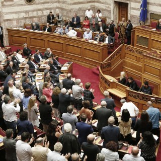 Ό,τι και να σας λένε, ωραία περνάνε στη Βουλή