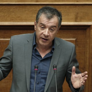 Σταύρος Θεοδωράκης: «Η κοινωνία αγκομαχά και κάποιοι υπουργοί κάνουν κομματικές προσλήψεις»
