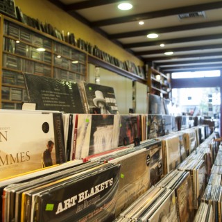 44 χρόνια τώρα η πλατεία Νέας Σμύρνης γυρίζει στο ρυθμό του Record House