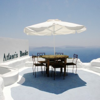 Αν βρεθείς στη Σαντορίνη, πάρε ένα βιβλίο από το Atlantis, το ωραιότερο βιβλιοπωλείο του κόσμου