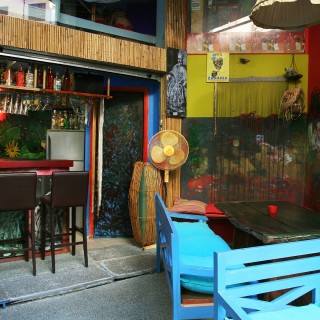 Ένα τροπικό beach bar στις παρυφές της Πλάκας